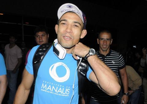 José Aldo e filha chegam a Manaus para a Corrida dos Curumins